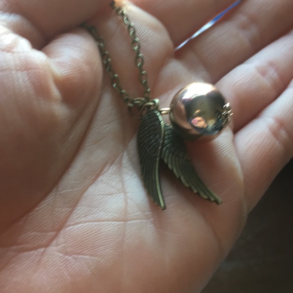 *LAST ONE*Harry Potter Golden Snitch necklace - Picture 4 of 5